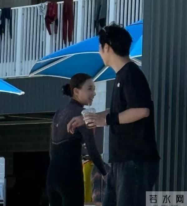 窦骁何超莲被传婚变后首合体,夫妇俩在澳洲冲浪,女方笑得好开心