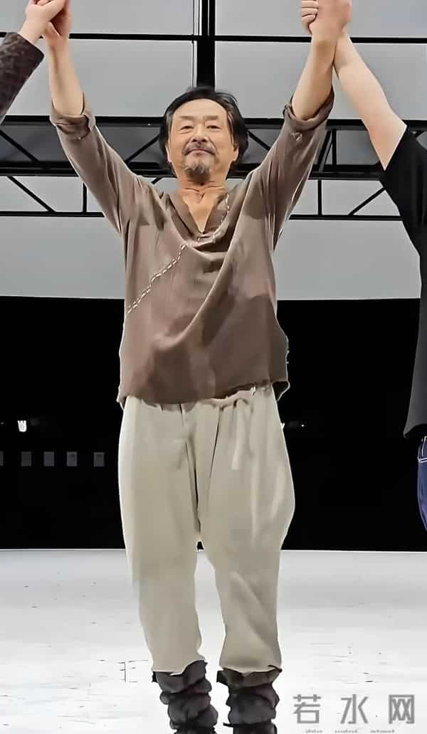 71岁濮存昕近照曝光，胡子花白断崖衰老 头顶秃但眼神坚定 气质没变