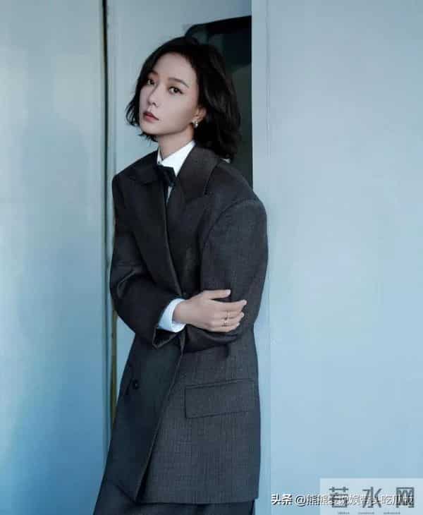 王珞丹新烫了微卷短发大变样!灰色西装+衬衫+拖地半裙,简约高级