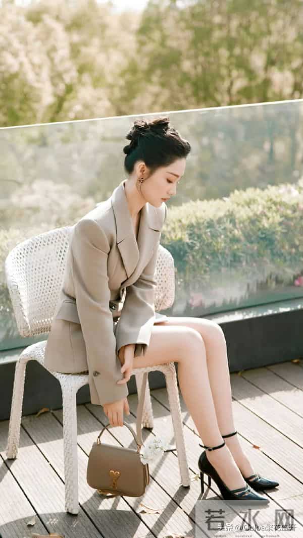 李沁-职业装大长腿这也太有气质了！