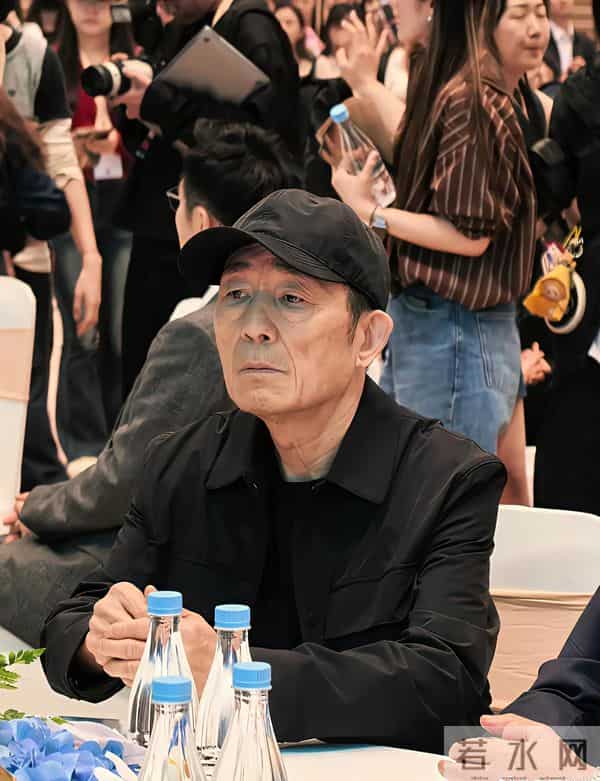 75岁张艺谋真老了，独自坐晚宴上，整个人干瘦，眼神里没有光彩了