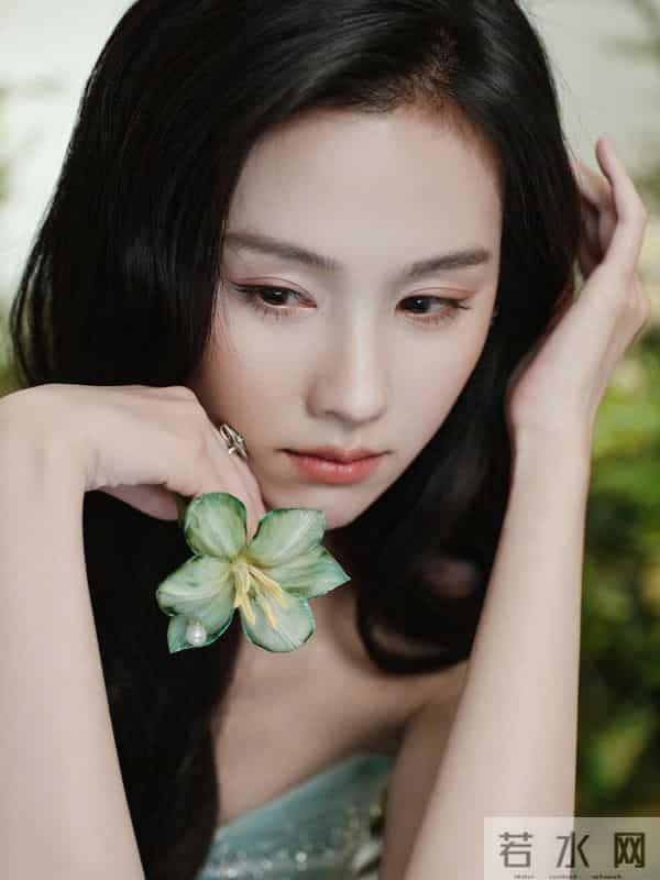 陈都灵性感抹胸裙写真，这也太美了