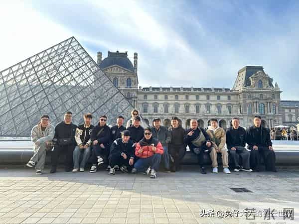 德云社当红演员落地伦敦,晒照报平安,出国商演,俨然如度假一般