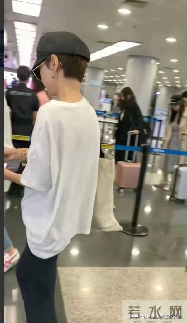 马伊俐机场大路透:身材干干瘪瘪,看起来营养不良的感觉