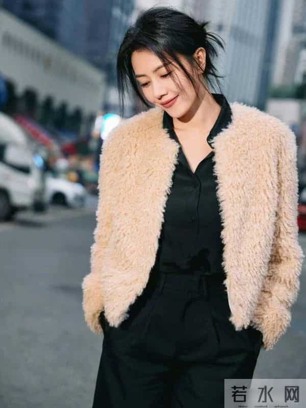 45岁高圆圆又带火了简约穿搭:羊羔毛外套内搭一身黑,高级又洋气
