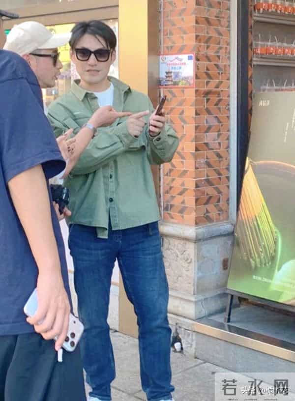 46岁严屹宽和朋友在泉州逛街，他打扮有型，脸好能打，好帅气啊