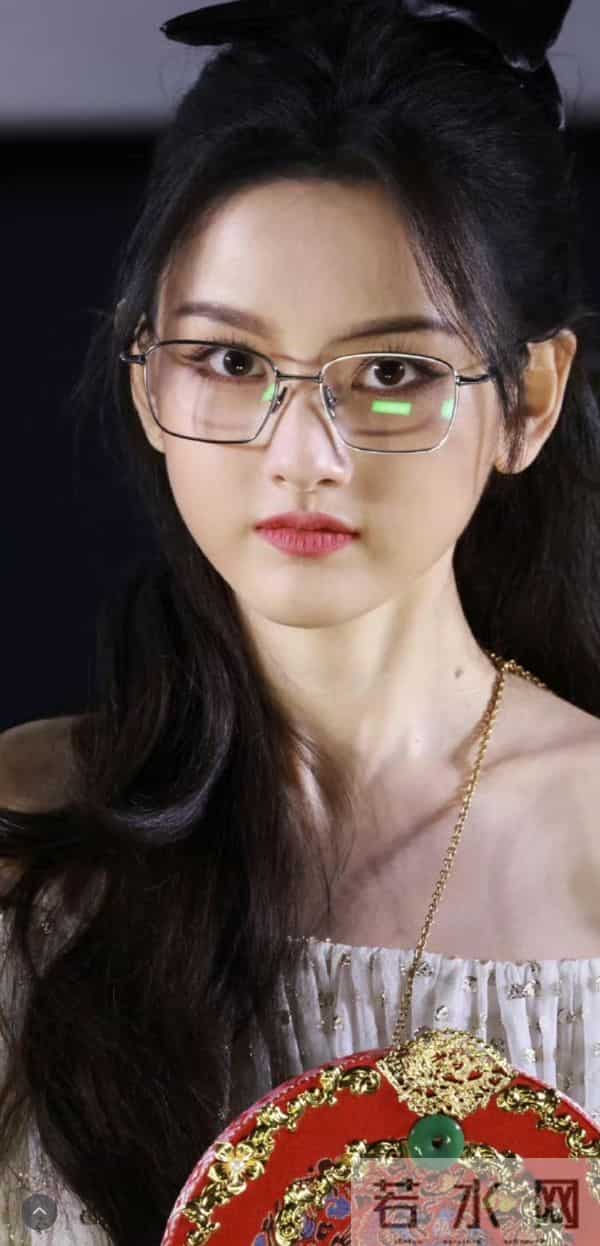 宋祖儿怼脸直拍,好精致啊