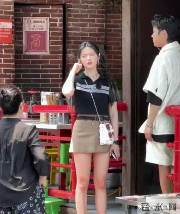 杨超越是H型吧？都知道腿长腰短，身材容易出现bug那就是H腰超越