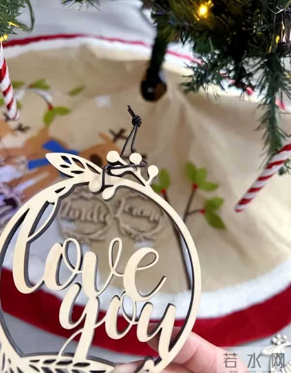 婚变风波后钟嘉欣晒全家福合照，老公侧身出镜，一家人装饰圣诞树