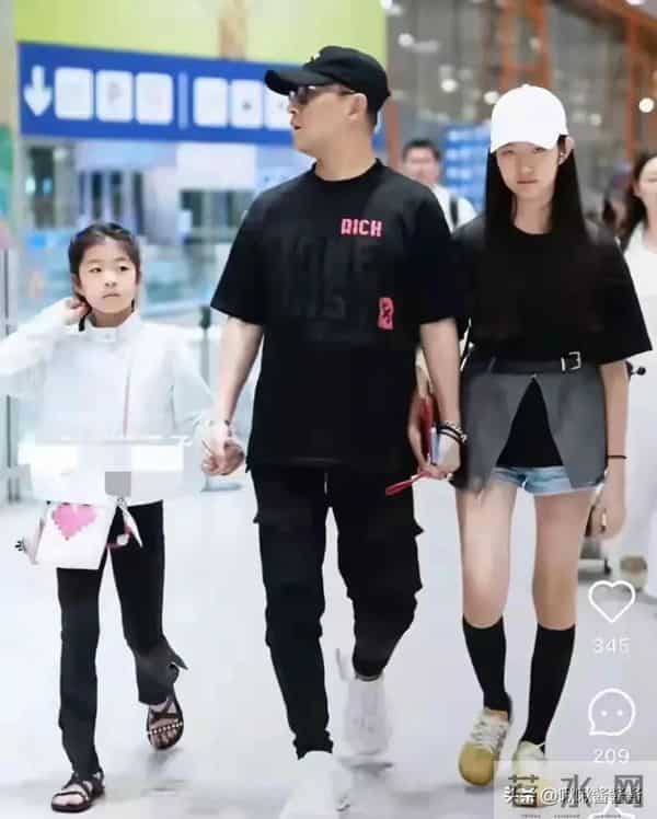 章子怡成孩子王,带儿子女儿先吃烤肉又打游戏,不理金鸡奖纷争