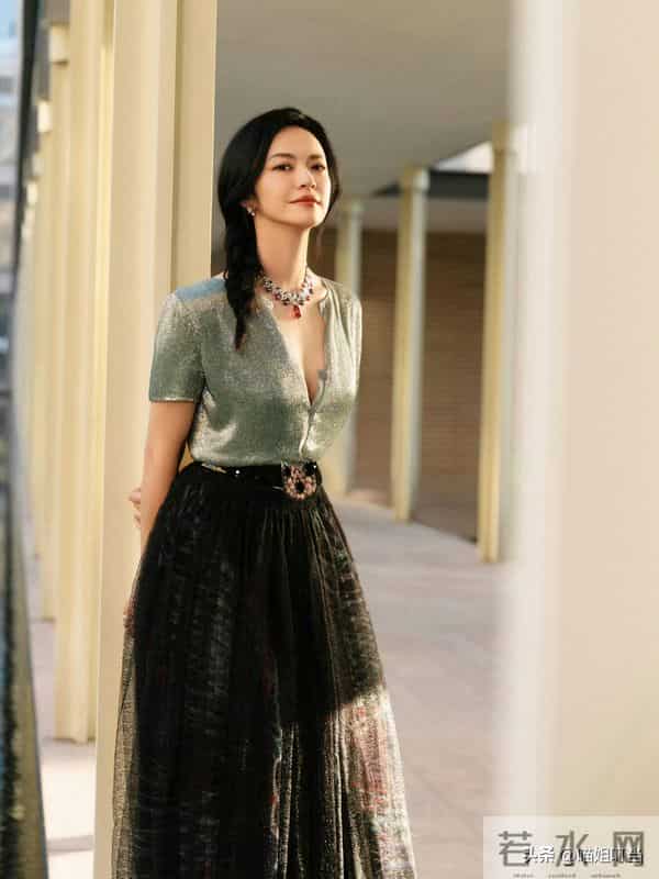 金鸡奖这一夜，人情世故，江湖地位，在宋佳身上体现得淋漓尽致