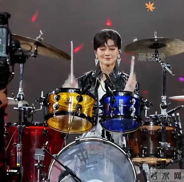 赵雅芝从艺50周年生日派对,打完架子鼓跳扫腿舞,网友:谁敢想她已经72了