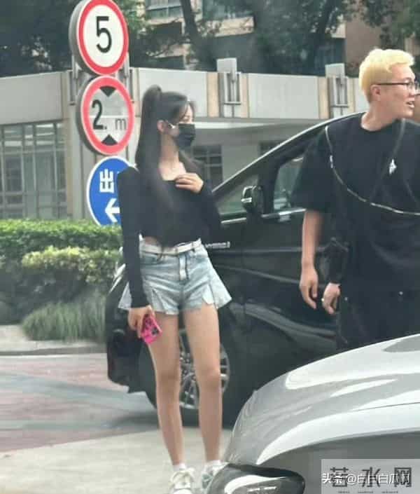 杨超越是H型吧？都知道腿长腰短，身材容易出现bug那就是H腰超越