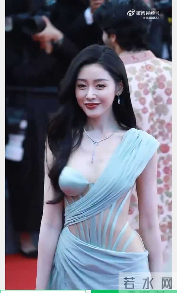 张天爱腰围有多绝？360度无死角纤腰抢镜，不愧是内娱身材范本