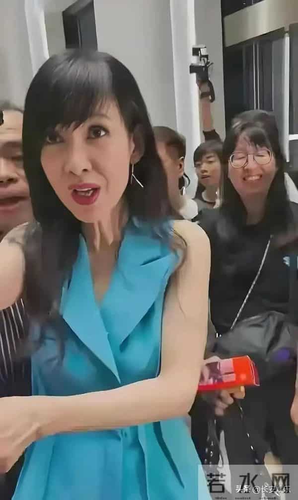 周慧敏老到认不出!皱纹明显还满口黄牙,明明57岁却看着像70岁