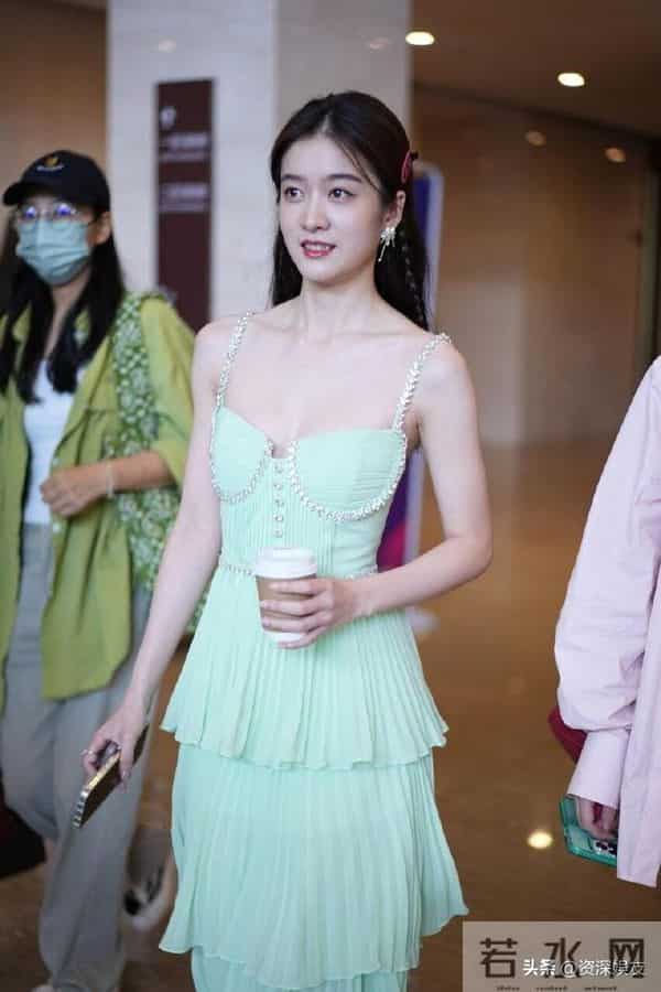 张雪迎 上班路透生图，大尺度吊带抹胸裙，光脚高跟