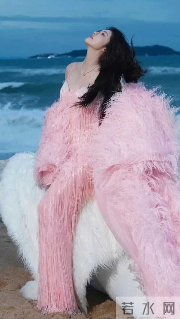 蔡文静 性感好身材 粉雾海海边粉色礼服大片 美到极致