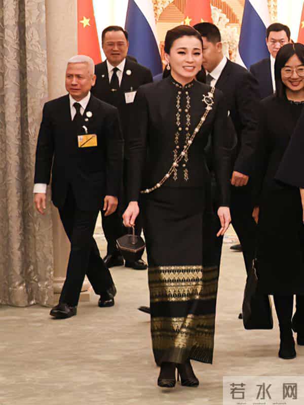 苏提达晚宴造型好美，黑金配色礼服雍容华贵，遗憾未佩戴王冠