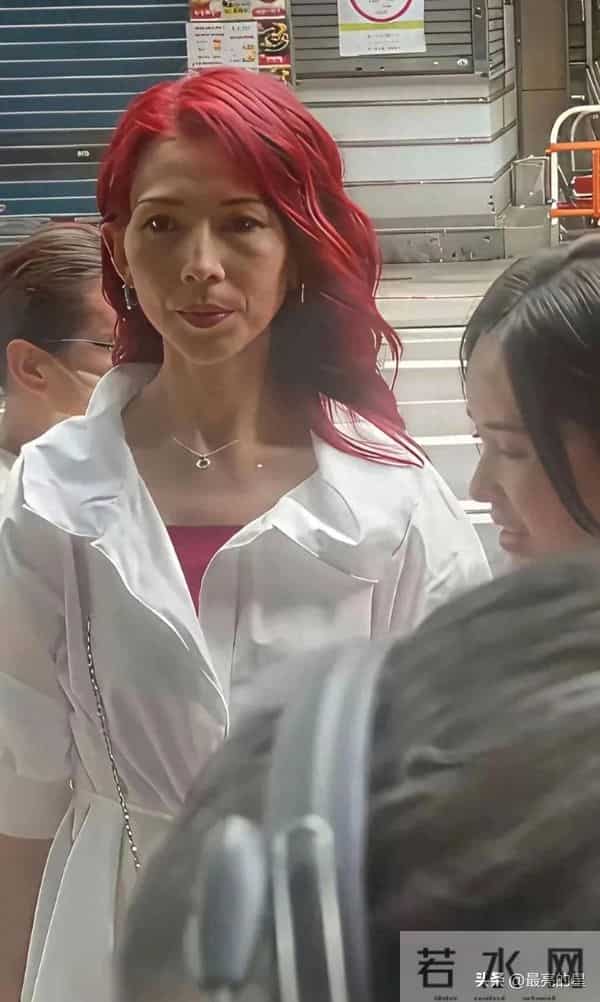 天呐，差点没认出来，一个时代的女神，脸上也留下了岁月的痕迹