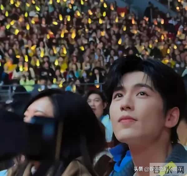 张凌赫金靖现身刘宇宁演唱会，起哄要看刘宇宁腹肌，画面太搞笑了