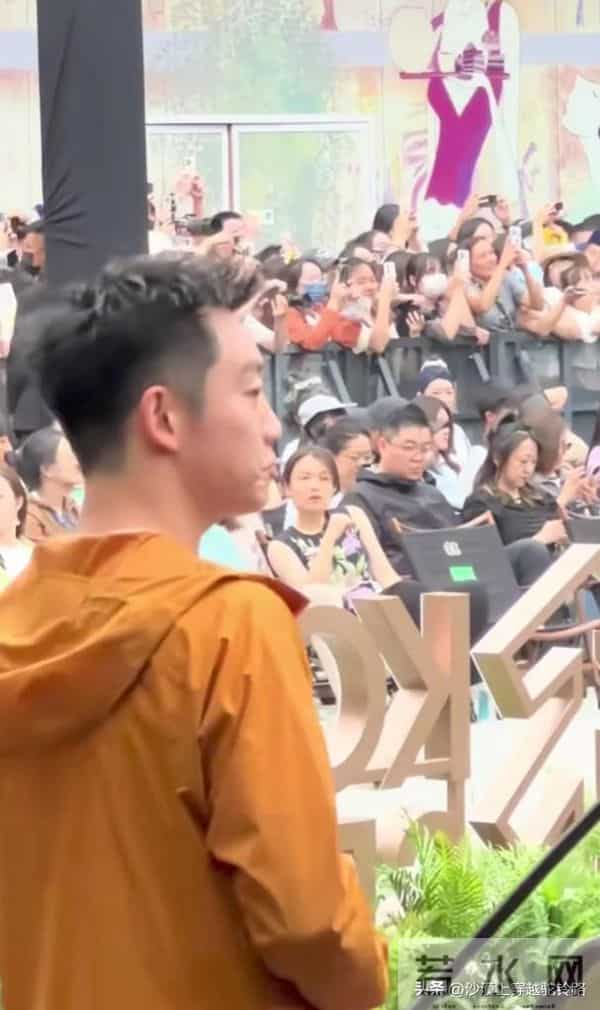 郑恺现身成都 本人不高脚好短 瘦瘦的还是蛮帅的 身材维持的也很好