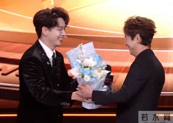 何炅主持生涯迈入第30年，齐思钧献花致敬，王鹤棣在台下鼓掌欢呼