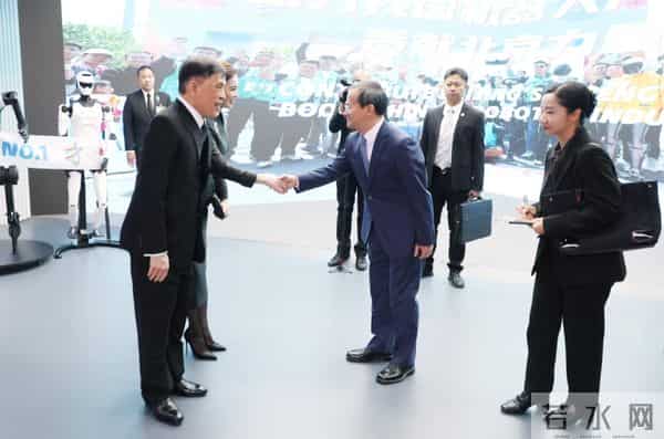 泰国王后在北京参观机器人好惊艳！收腰小套装配蝴蝶结胸针，真美