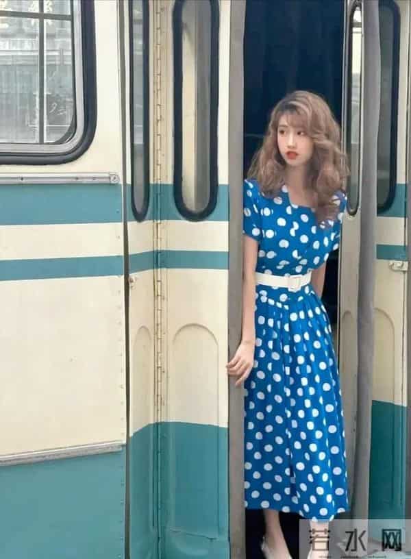 徐帆赴美参加养女徐朵的高中毕业典礼，徐朵蜕变惊艳全场！