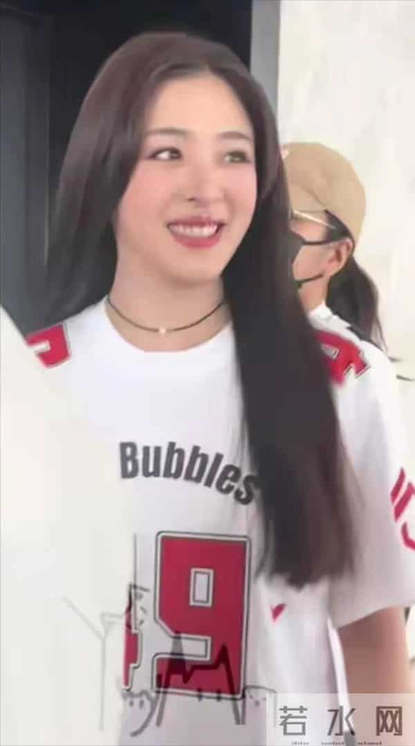 张含韵长的真板正，漂亮大气，体态很壮实，且有丰腴之美