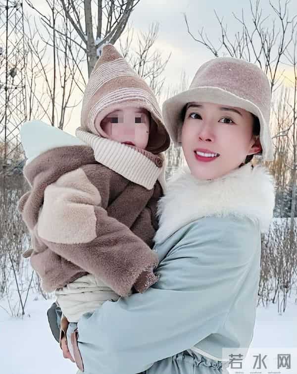 颜丹晨成电影红毯女王,红色泡泡裙惊艳全场,宋佳封后印小天蹭流