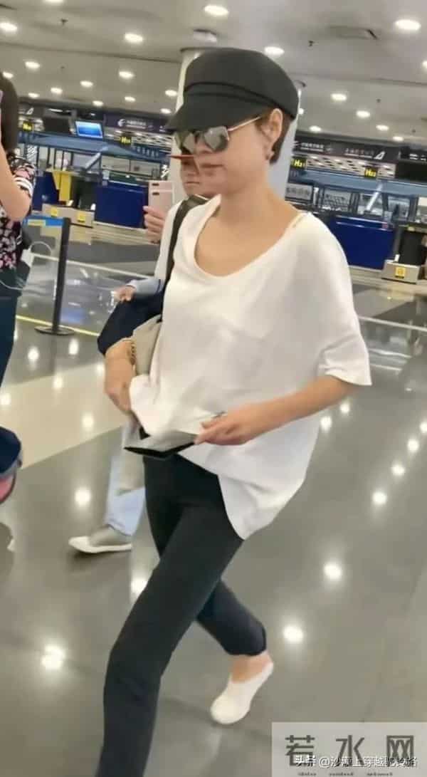 马伊俐机场大路透:身材干干瘪瘪,看起来营养不良的感觉