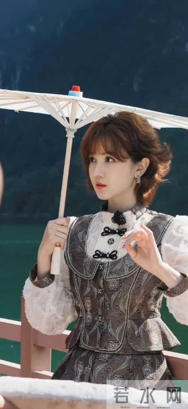 陈小纭|复古蕾丝裙配羊毛卷!这民国大小姐氛围感直接拉满