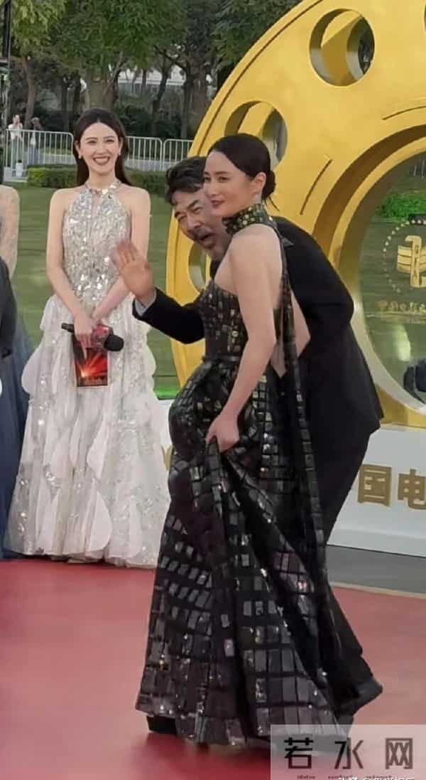 陈建斌与蒋勤勤相差5岁像美女与野兽，夫妻现身金鸡奖，恩爱甜蜜