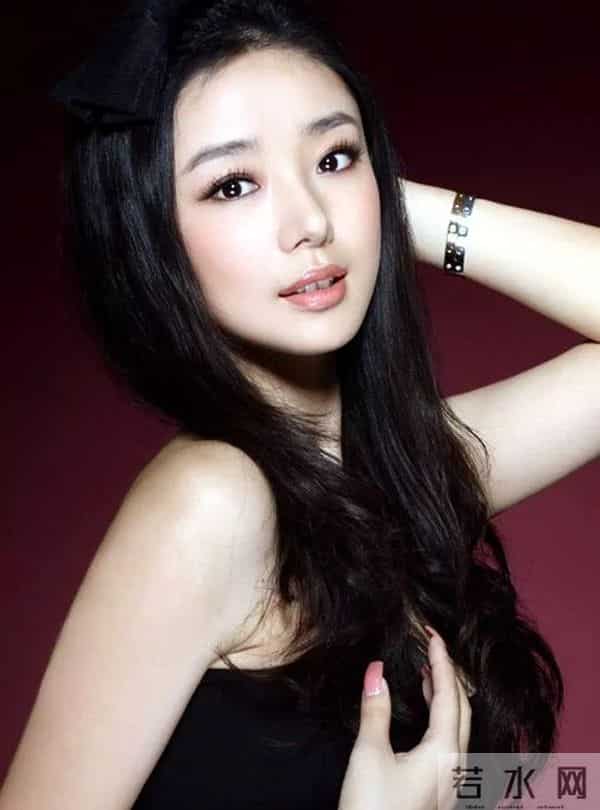 曾被张艺谋力捧,火后与富豪卷款61亿逃亡国外,现在的她过得如何