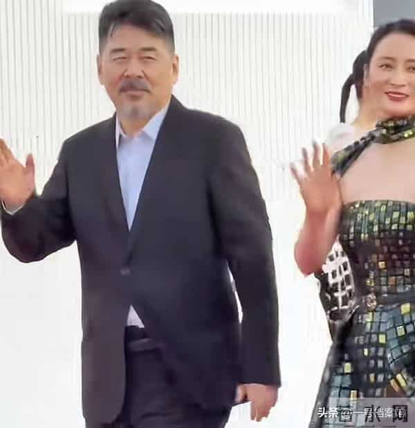 金鸡奖典礼成"照妖镜"，蒋勤勤嘴歪，佟丽娅褶子多，"丑"的很真实