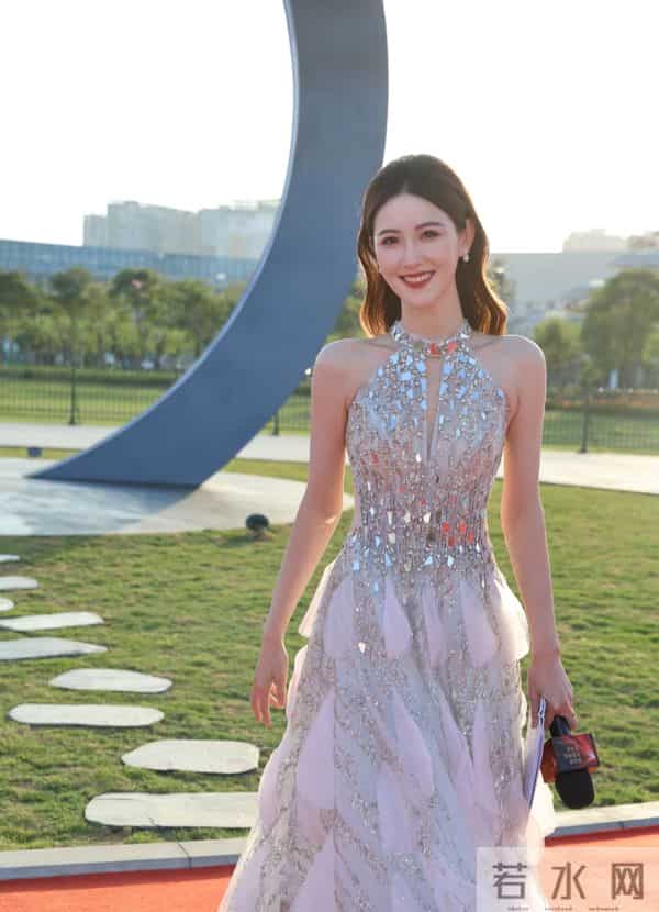 李丹儿亮相金鸡奖红毯,穿闪钻挂脖纱裙气质温婉