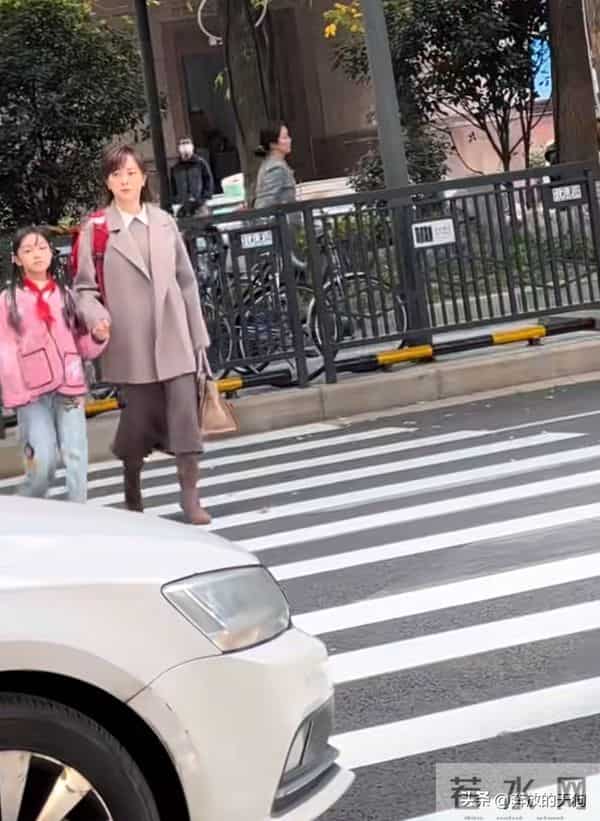 上海偶遇孙俪！她牵着小女孩的手过马路，画面太有爱了