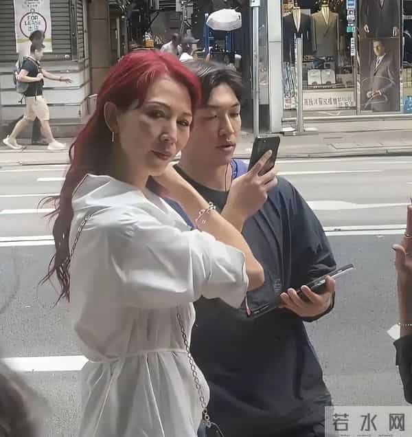 香港街头偶遇52岁蔡少芬，本人很瘦不年轻，染一头红发老气横秋