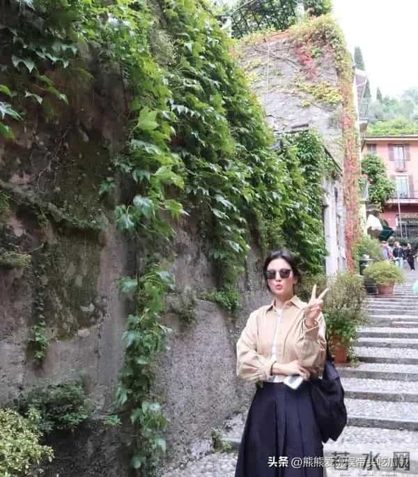 43岁宋慧乔科技美后大回春！穿卡其色外套+半身裙 嫩得像个小姑娘