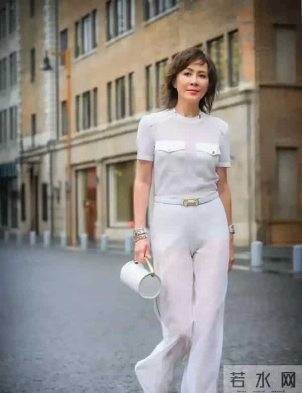 59岁刘嘉玲穿着透明，若隐若现，引发网友热议，气质优雅显年轻。