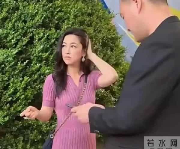 朱珠虽然40岁了身体已经发福,但还是能看出素颜真的挺耐看的