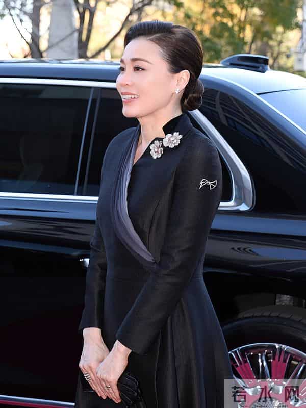 苏提达的审美高级,一袭黑色礼服又瘦又美,中泰混血颜值就是高