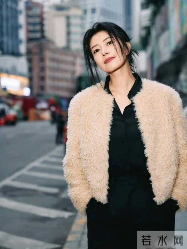 45岁高圆圆又带火了简约穿搭:羊羔毛外套内搭一身黑,高级又洋气
