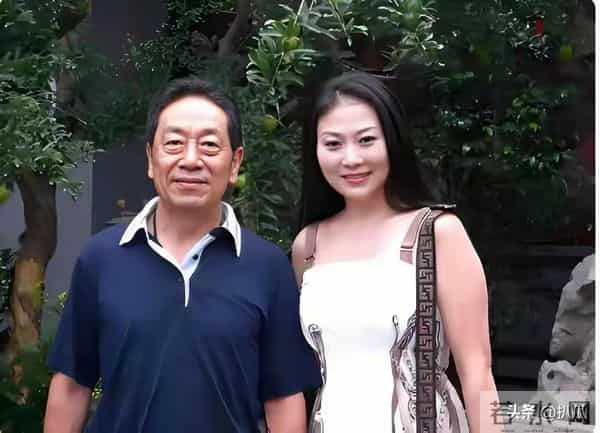 “老夫少妻”的残酷暴露无遗，王奎荣尽显老态，妻子依旧容颜娇美