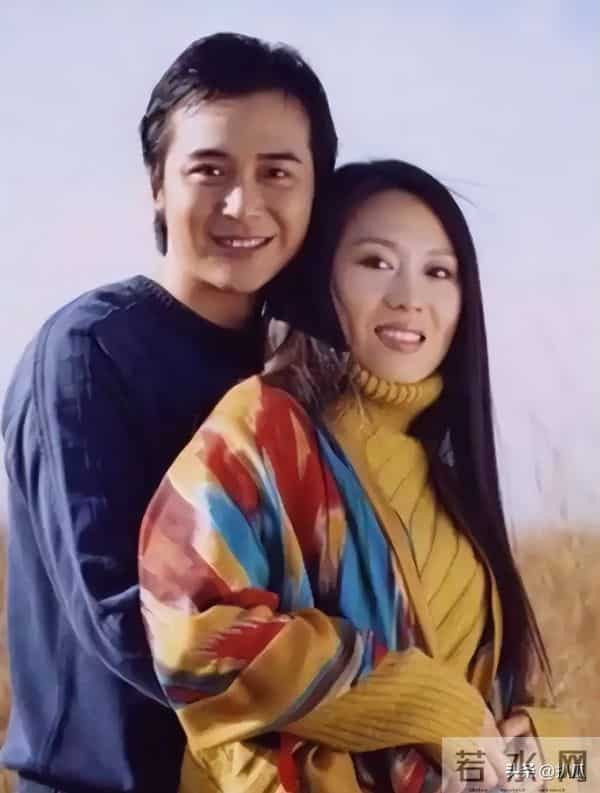 47岁嫁给32岁小演员，被骂“老牛吃嫩草”，时间却给了完美的答卷