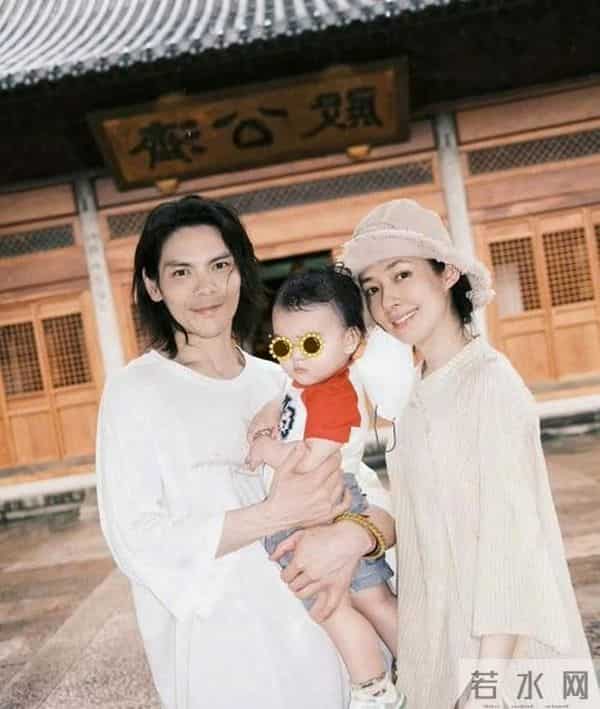 郭碧婷一家游新加坡，向佐穿得比老婆还嫩，好像儿子看妈妈的感觉