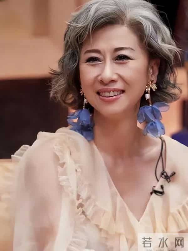 64岁叶蒨文在广东佛山逛街,没有医美痕迹,但白发苍苍太显老