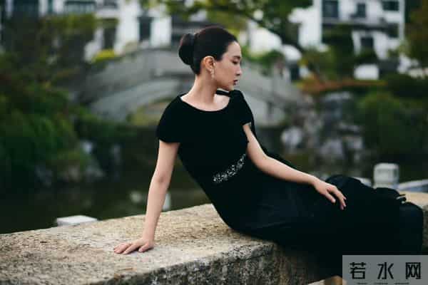 马苏丝绒黑裙衬纤美身段，国风园里裙摆轻扬，冷艳贵气太出挑