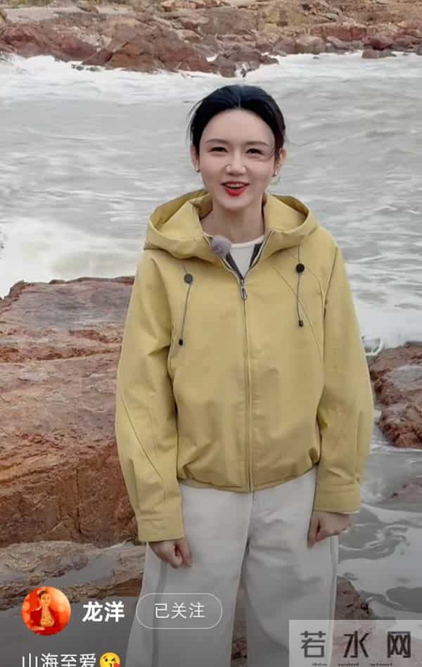 龙洋海边录节目:浅黄冲锋衣配简约盘发,气质明媚自带松弛感