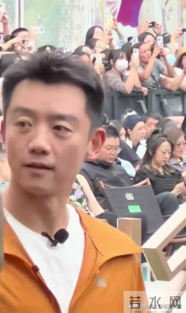 郑恺现身成都 本人不高脚好短 瘦瘦的还是蛮帅的 身材维持的也很好